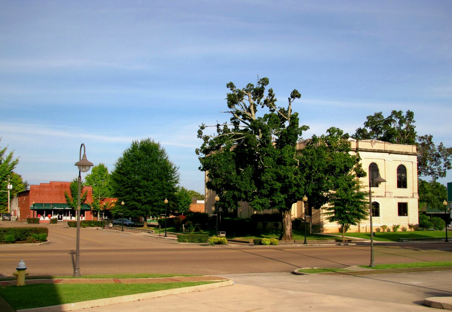 The courthouse square in Jasper, Tennessee, with the Marion County Courthouse on the right
