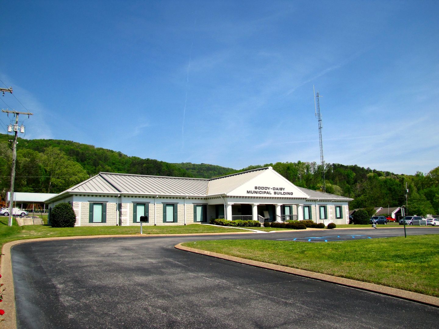 The Soddy-Daisy Municipal Building with wooded Walden Ridge behind it